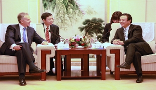 王小康董事长与英国前首相托尼·布莱尔亲切会谈