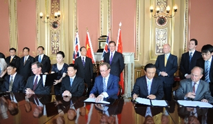 王小康董事长随同温家宝总理访英期间代表中国节能与深纬国际签定合作协议